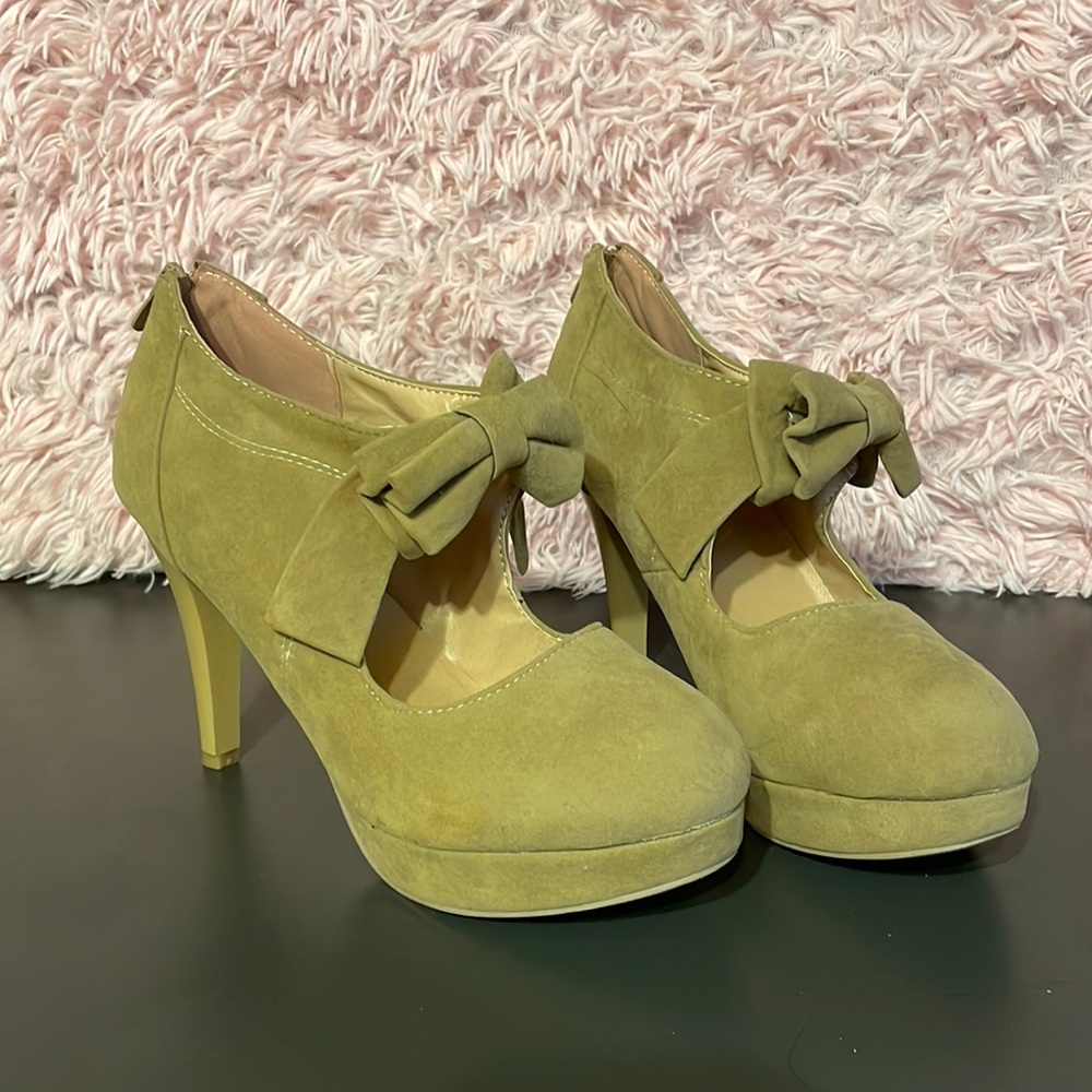 Tan Heels with Bows EU size 42 (US 10) Womens